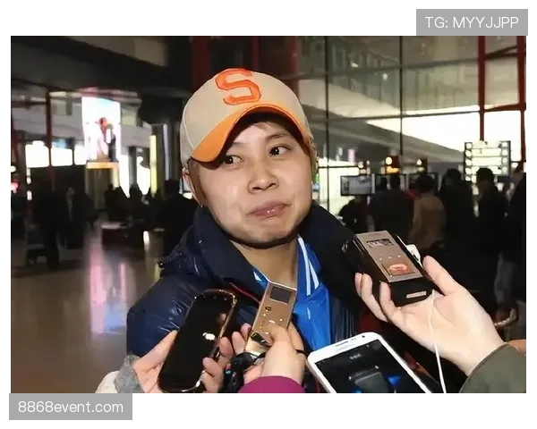 王濛又在训练馆啃鸡腿了，这自律和放纵的切换也太真实了吧